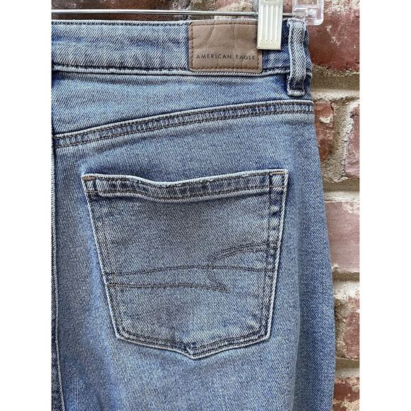 AMERICAN EAGLE AE Light Wash Denim Stretch Curvy Mom Jean Size 4 Short - Picture 6 of 9